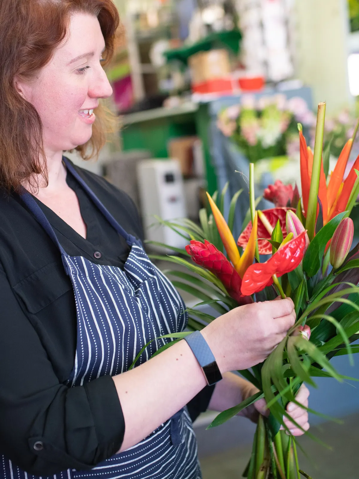 Blomsterdekoratør som setter sammen en stor bukett