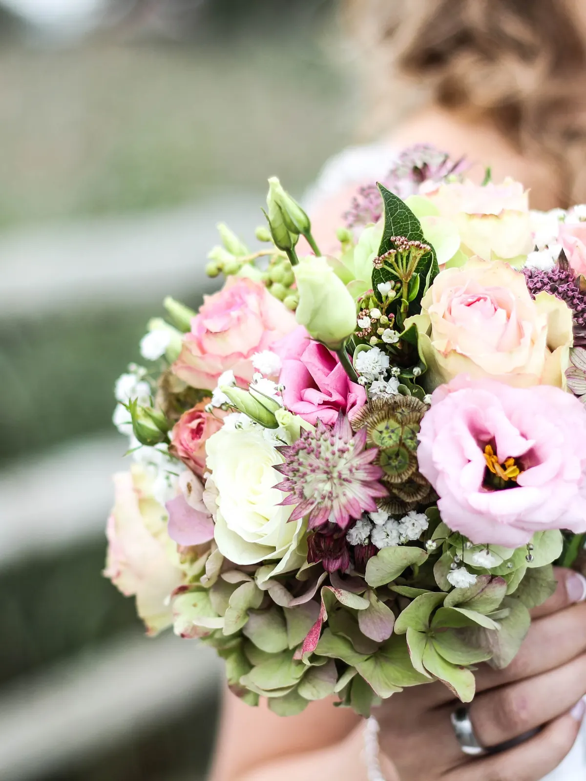 Brudebukett med rosa roser og hortensia